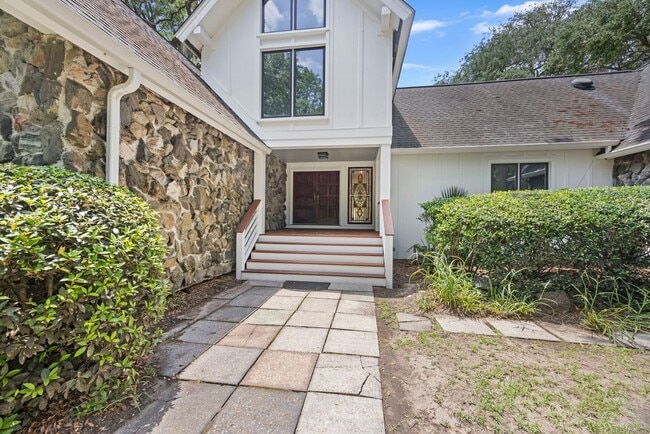 Building Photo - Available 6/15. Stunning, Fully-Rennovated...