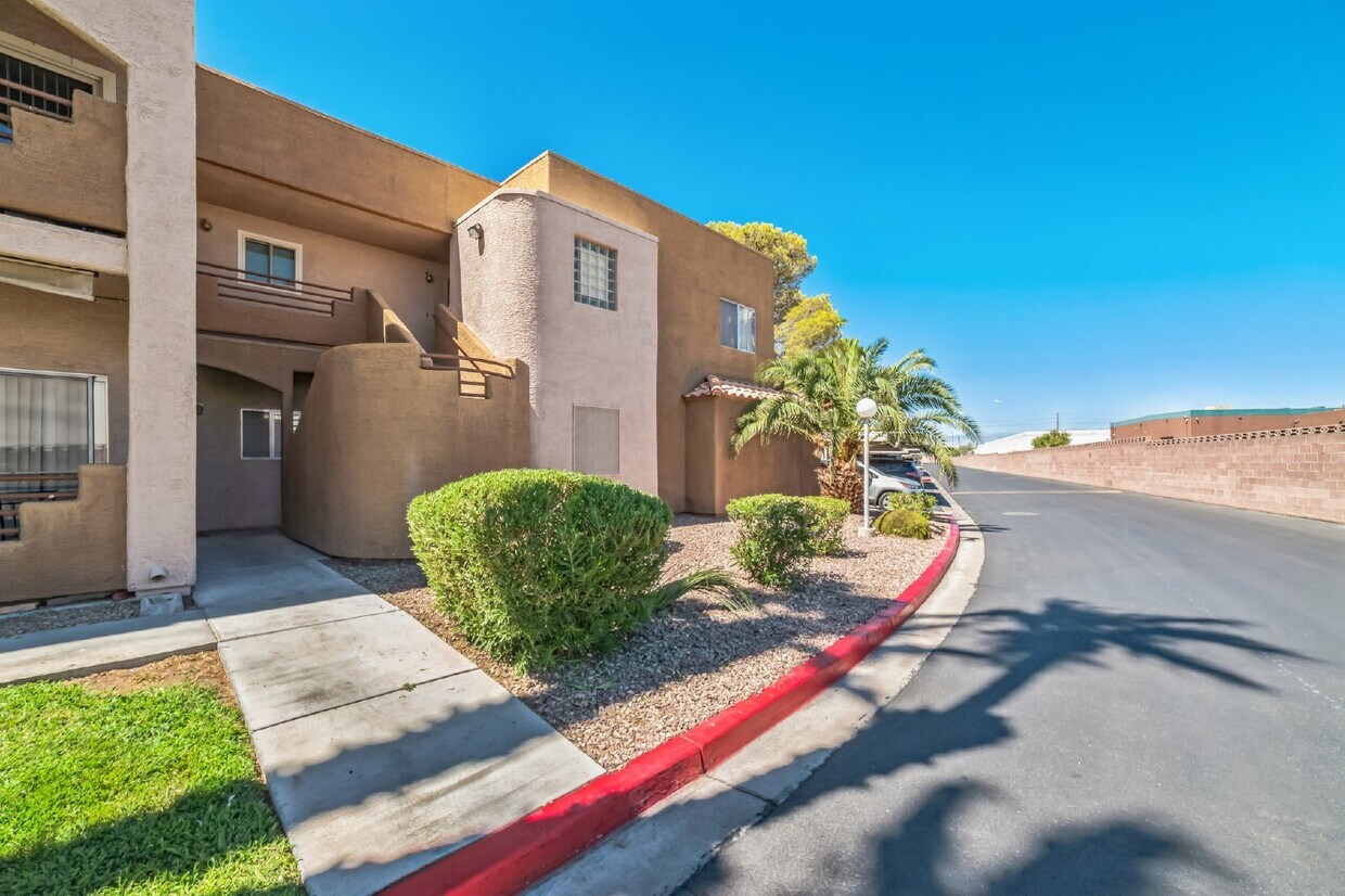Primary Photo - Charming 2-Bedroom Condo with Modern Ameni...