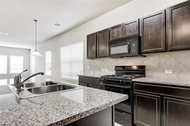 Foto del edificio - 1402 Deodara Dr