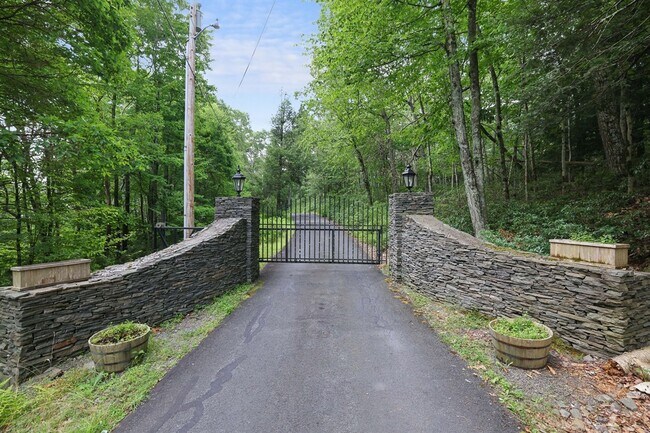 Foto del edificio - One of a kind Castle on the Hill for Rent! Minimum 1 month lease