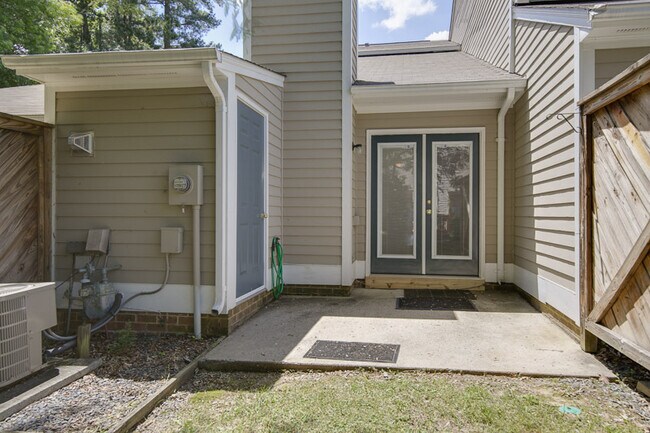 Building Photo - Comfortable Living Just Minutes from Downt...
