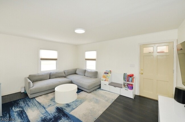 Foto del edificio - 483 Mt Prospect Ave