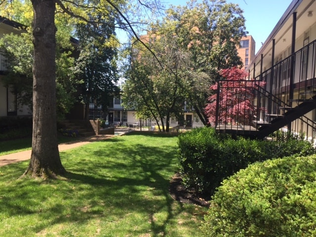 fabulous courtyard - 3831 W End Ave (Nashville, TN)