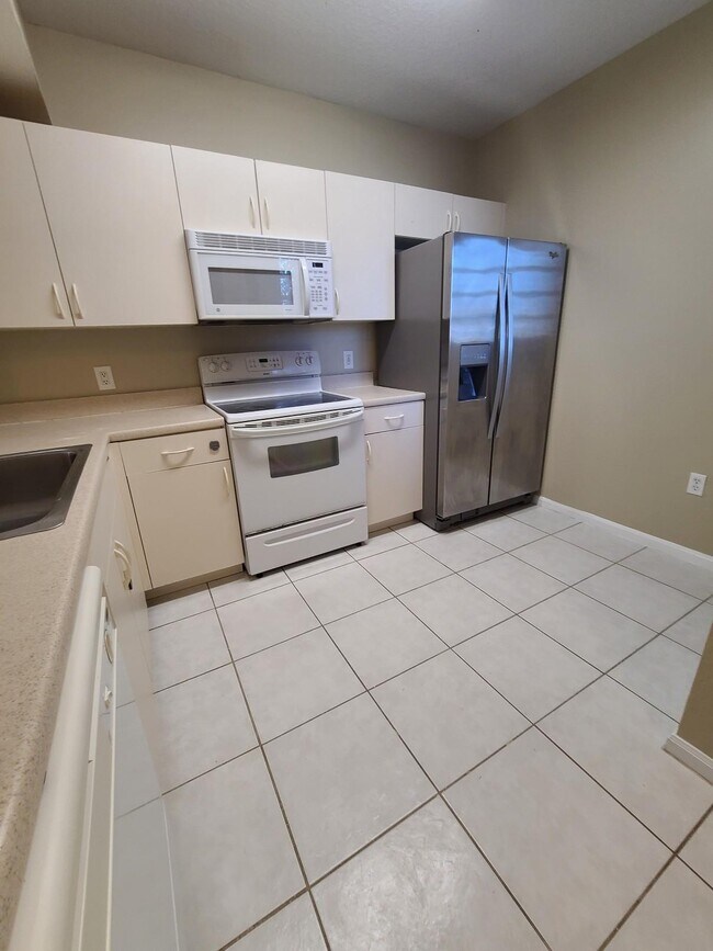Building Photo - 1063 Golden Lakes Blvd