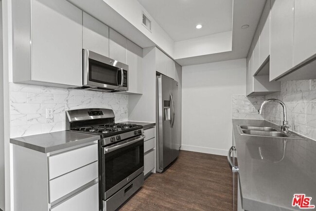 Building Photo - 10717 Wilshire Blvd