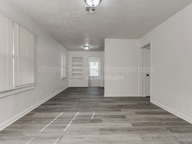 Building Photo - 405 E Northrup Dr