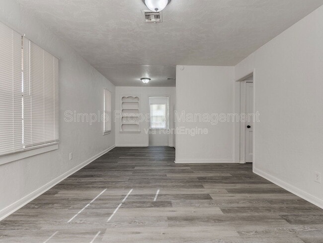 Photo - 405 E Northrup Dr House