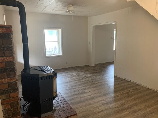 Building Photo - For Rent: 3 Bed / 1 Bath Home in Absarokee...