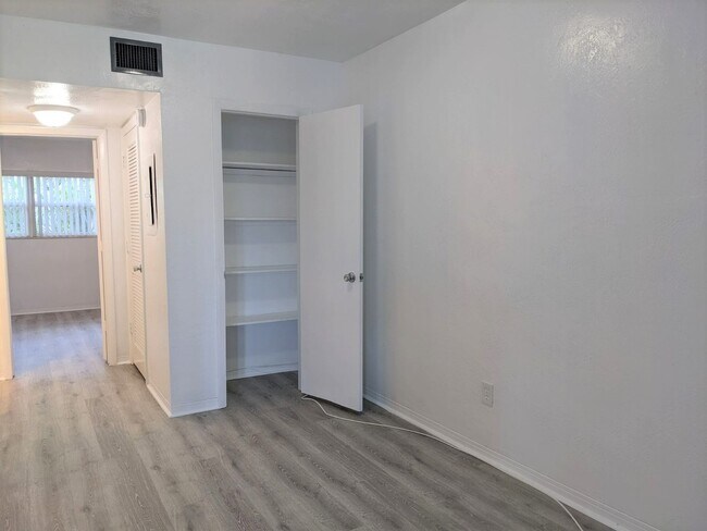 Foto del edificio - Renovated, spacious and good storage in Tyrone area apartment