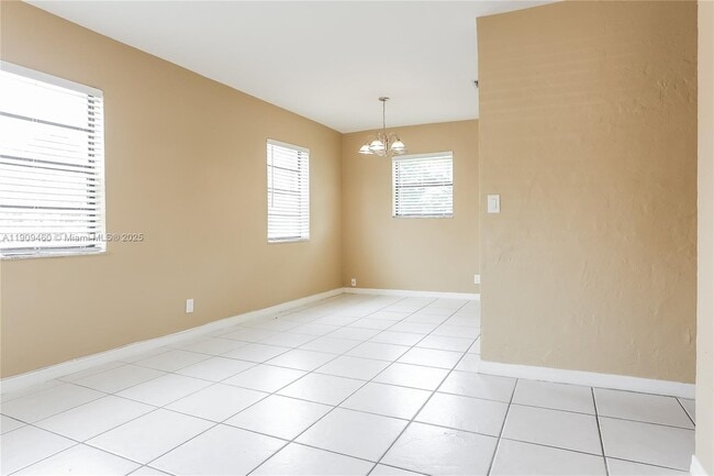 Building Photo - 1531 NW 12th Ct