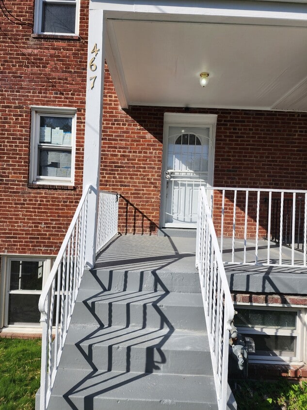 Primary Photo - 467 Burbank St SE