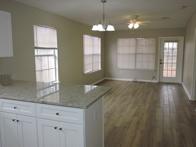 Building Photo - Convenient to schools, shopping & hospitals.