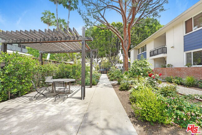 Foto del edificio - 1219 N Crescent Heights Blvd