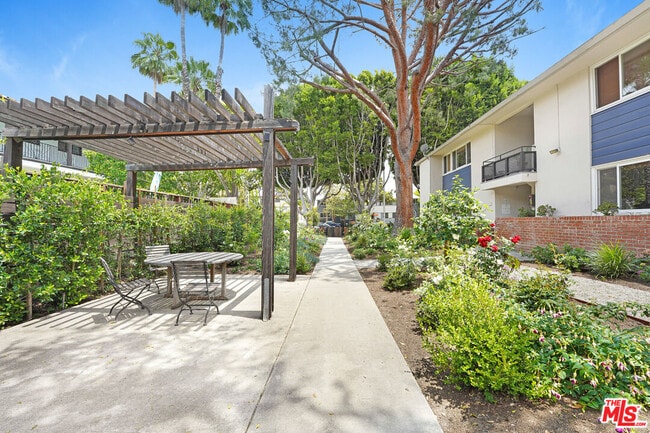 Building Photo - 1219 N Crescent Heights Blvd
