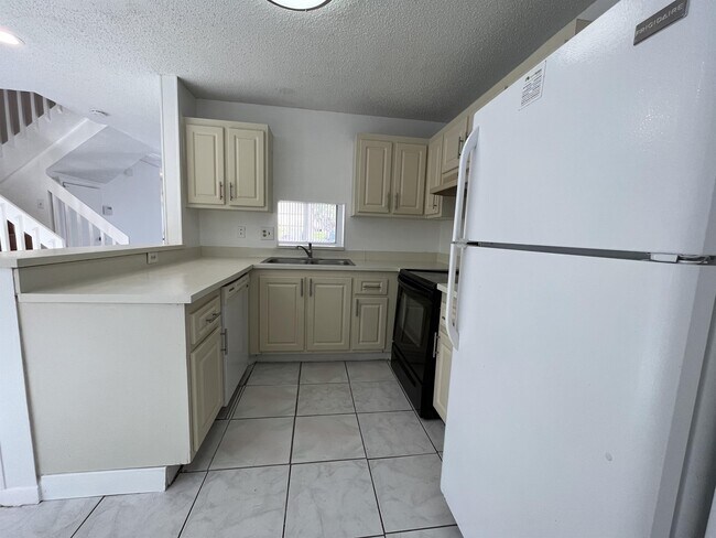 Building Photo - 1419 Sussex Dr
