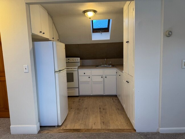 Building Photo - 37 Oak St