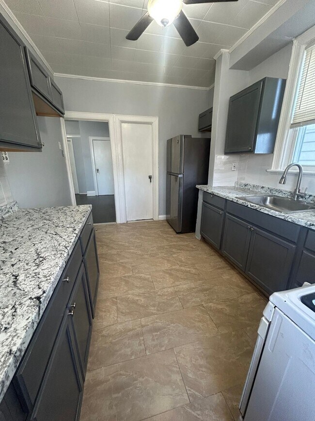 Foto del edificio - 329 Columbia Ave