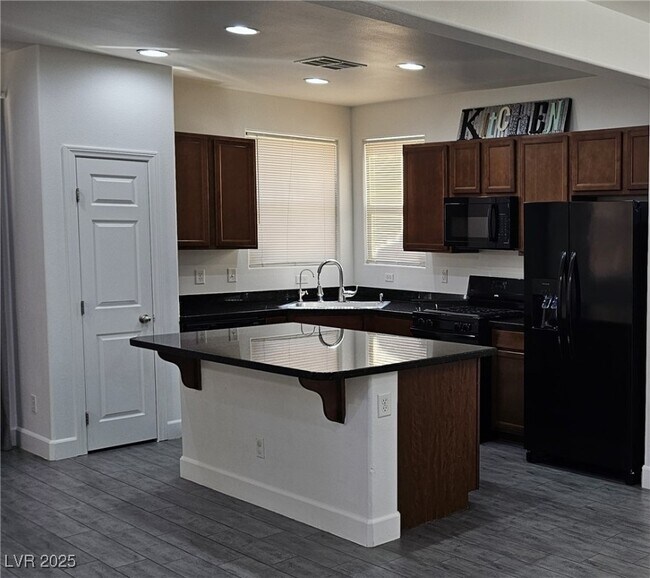 Foto del edificio - 7451 Benlomond Ave