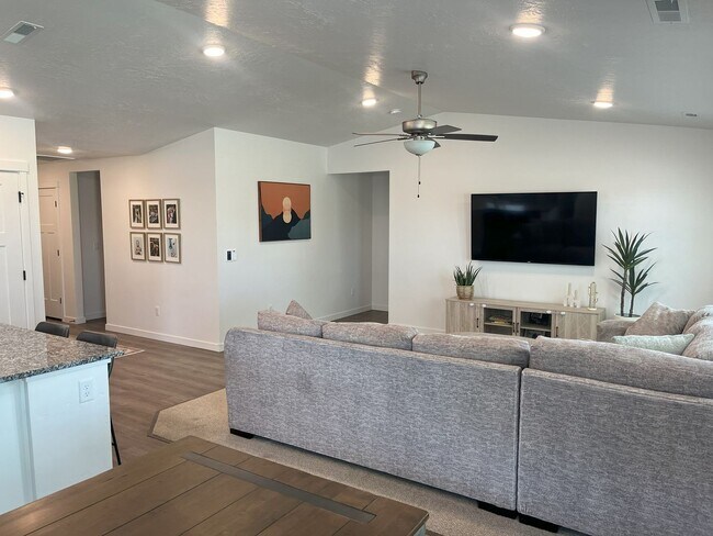 Foto del edificio - Gorgeous 3 bed 2 ba home with  just off Hubbard Rd and Rapid Creek Way in Kuna