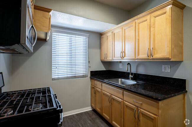 Studio, 1BA - 386SF - California Palms Apartments