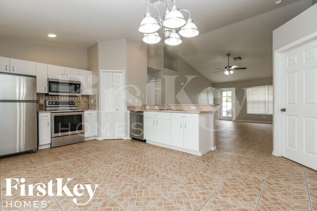 Building Photo - 1302 SW 35th St