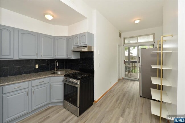 Building Photo - 407 30th St