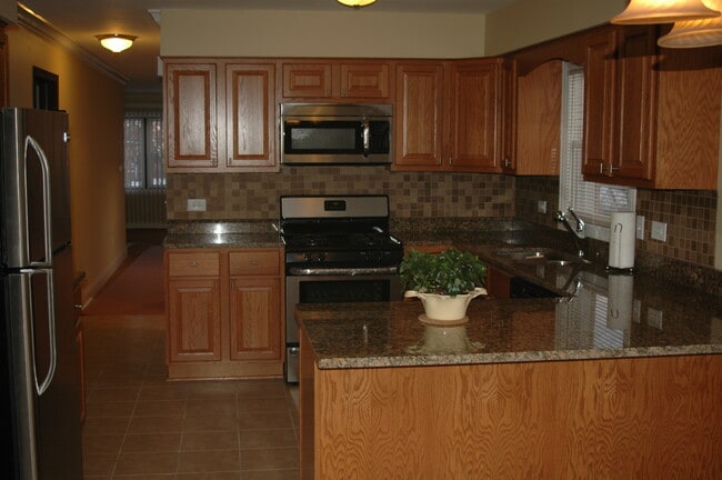 Building Photo - 826 E Capri Dr