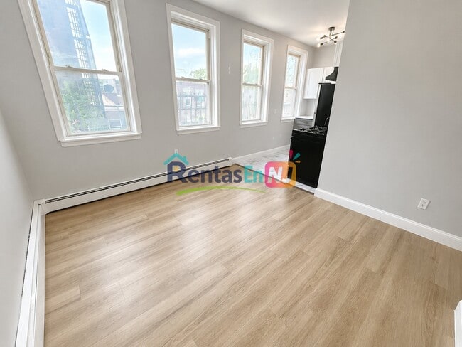Building Photo - 596 River St
