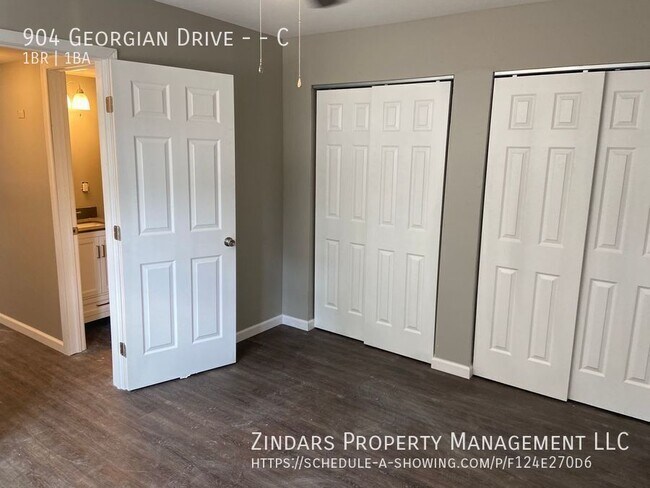 Foto del edificio - 904 Georgian Dr