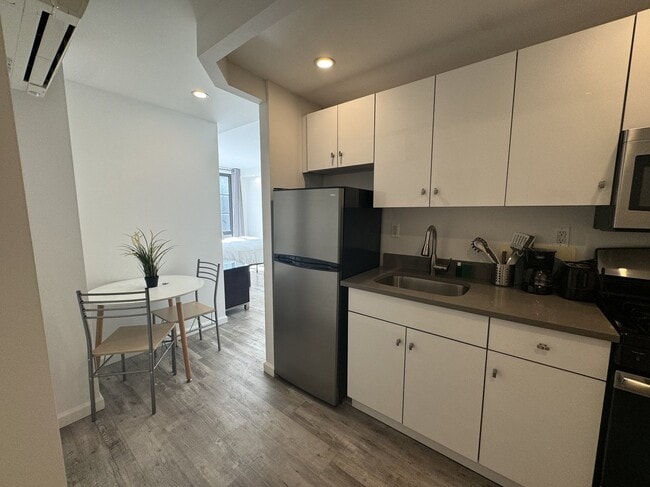 Building Photo - 433 W 53rd St