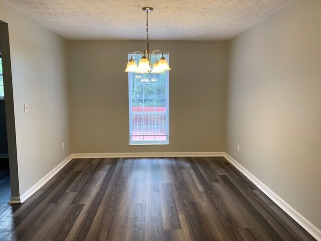Foto del edificio - Beautiful 3 Bedroom with Spacious Backyard!
