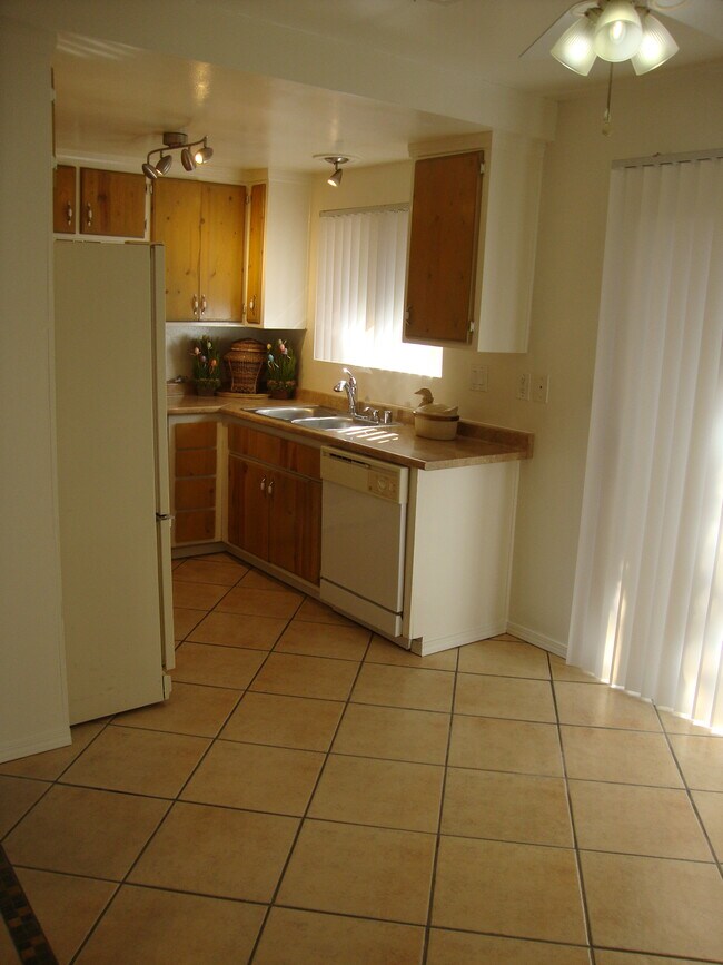 kitchen/dining area - 256 S Santa Fe Ave
