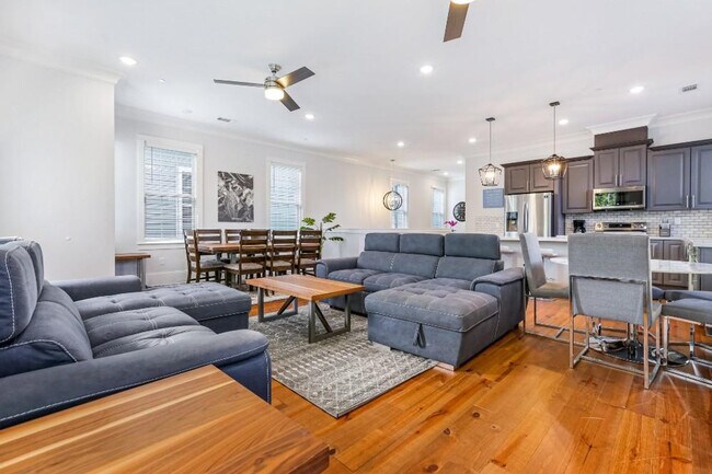 Building Photo - 1233 St Charles Ave