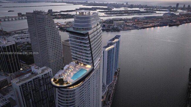 Foto del edificio - 300 Biscayne Boulevard Way