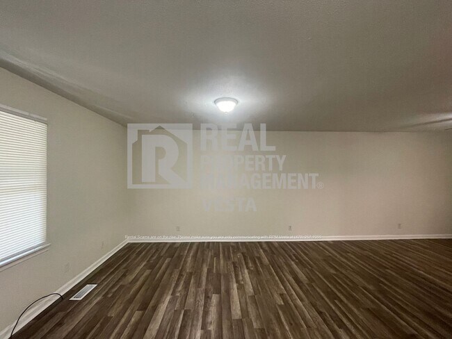 Building Photo - Updated Three Bedroom Home in Lake Wildwood