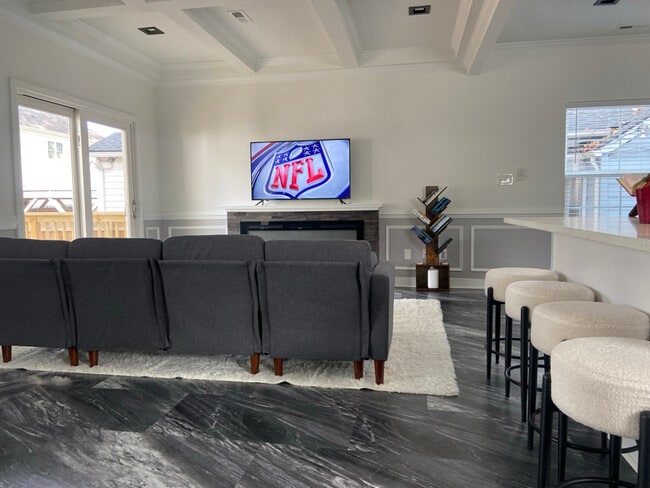 Photo - 621 44th St House