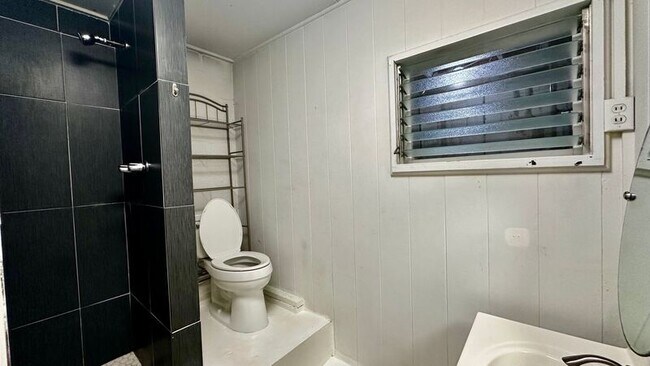 Building Photo - 3007 Lanikaula St