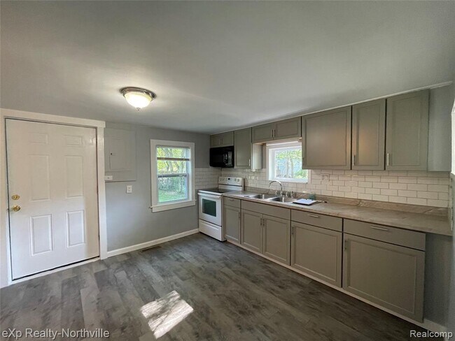 Building Photo - 27331 Shiawassee St