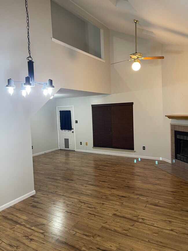 Building Photo - 504 Mustang St
