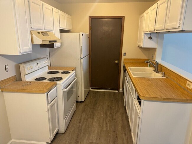 Foto del edificio - Gorgeous Remodeled Townhome! Cherry HDWD Floors, Attached Garage!