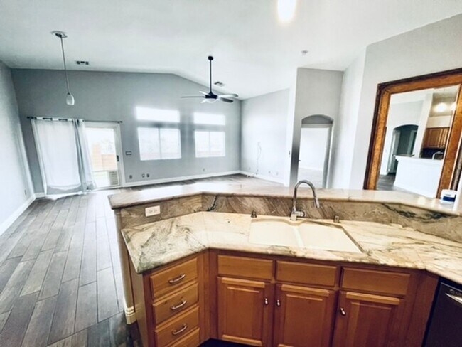 Building Photo - Amazing Unobstructed STRIP & Beautiful Mtn...
