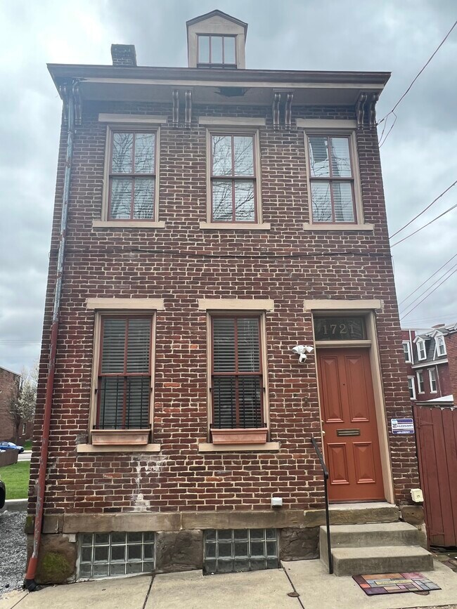 Frente - 1721 McCullough St