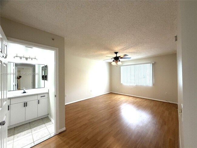 Foto del edificio - 5045 Wiles Rd
