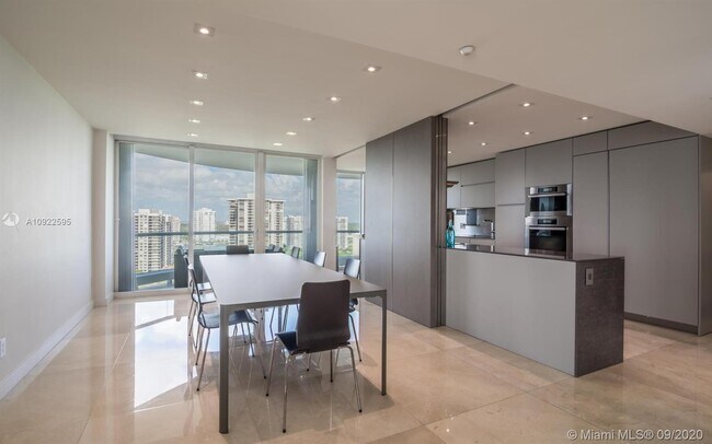Foto del edificio - 7000 Island Blvd