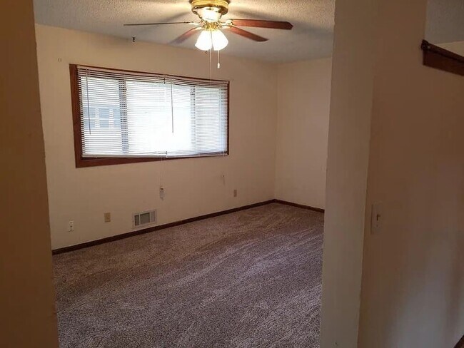 Building Photo - Charming 2-Bedroom 1 Bath Duplex!