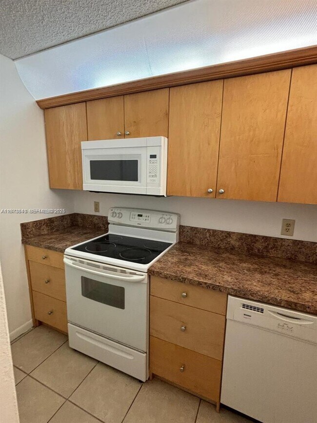 Building Photo - 824 Twin Lakes Dr