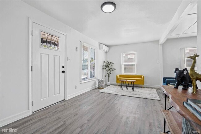 Building Photo - 3 br, 1 bath House - 428 W 109th St