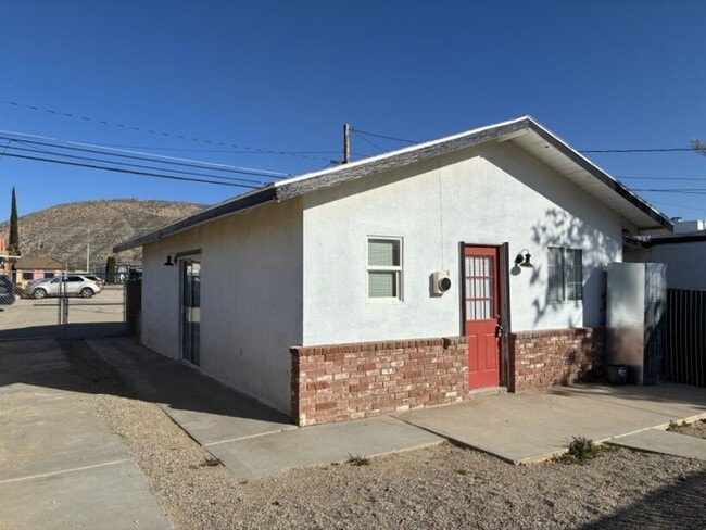 Building Photo - 1 bedroom house in the middle of Old Town Yucca!