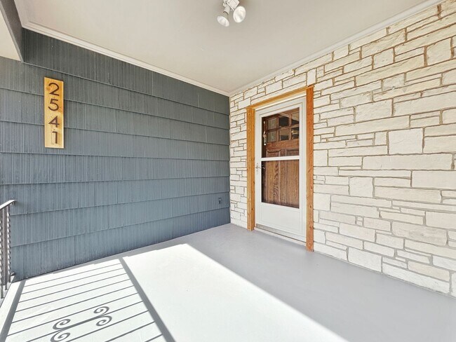 Foto del edificio - 2541 Lakewood Ln