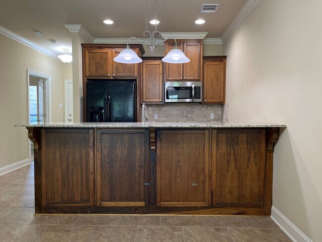Building Photo - Beautiful 2 bedroom townhouse in gated com...